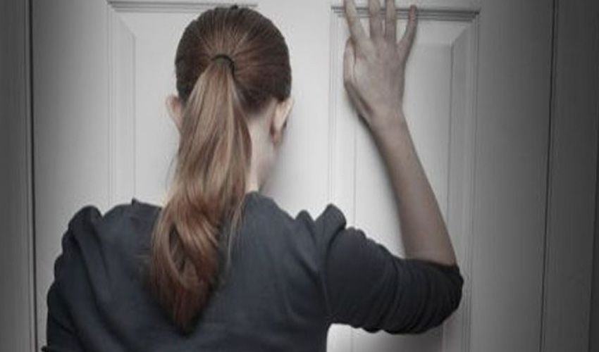 Rotterdammer wacht voor een voordeur die achter haar in het slot viel