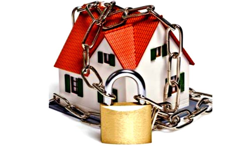 Zwaar sluitwerk op een achterdeur van een woning in Rotterdam